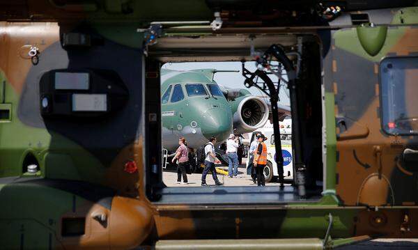 Die weltgrößte Luftfahrtmesse dauert noch bis zum 25. Juni. Vertreten sind Hersteller aus Luftfahrt, Rüstung und Raumfahrt samt ihren Zulieferern aus aller Welt. Nach vier Fachbesuchertagen ist die Luftfahrtschau von Freitag bis Sonntag auch für die breite Öffentlichkeit geöffnet. Die letzte Paris Air Show vor zwei Jahren hatte mehr als 351.000 Besucher angelockt.