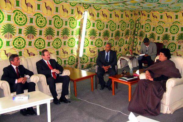 Haider war mehrmals in Tripolis, 2003 zusammen mit dem damaligen Vizekanzler Hubert Gorbach. Zudem sollen angeblich Dutzende Millionen von Gaddafi an die Haider-FPÖ geflossen sein. Bewiesen wurde das aber bisher nicht. 2002 gründete Haider die Österreichisch-Libysche Gesellschaft, die er als Präsident leitete.