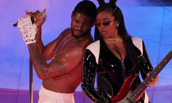 Usher und H.E.R. performten in der Pause des Super Bowl-Finales.