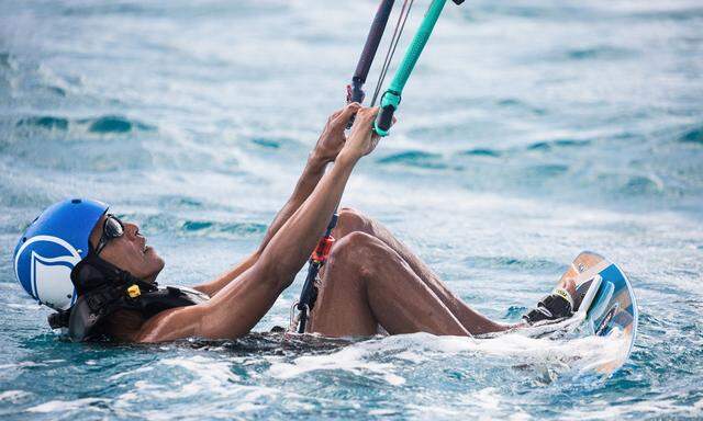 Barack Obama probiert sich im Kitesurfen.