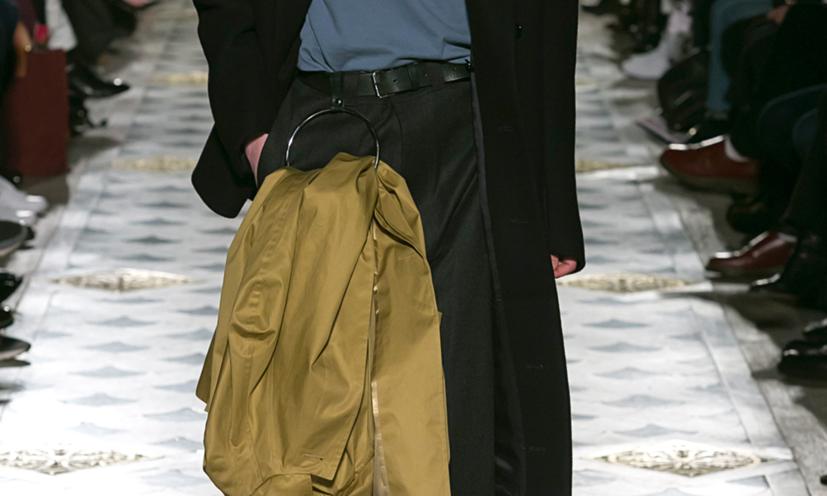 Anhänglich. So praktisch wie edgy: der vielseitig verwend­bare Hüftring von Vetements.