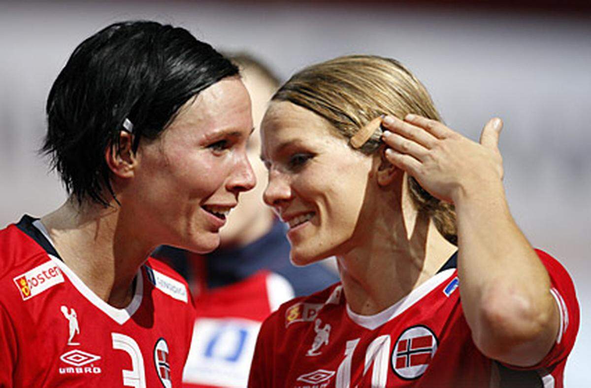 Die norwegischen Handballerinnen leben offen in einer Beziehung. 2005 wurde Hammerseng (rechts) vom norwegischen TV gefragt, ob sie mit Nyberg zusammen sei, was sie bejahte.