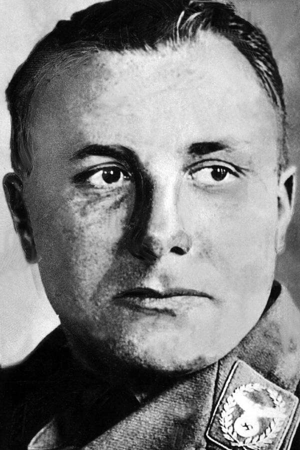 Hitlers Privatsekretär wurde im Oktober 1946 im Nürnberger Prozess gegen die Hauptkriegsverbrecher in Abwesenheit zum Tod verurteilt. Jahrzehntelang hielten sich Gerüchte, Bormann sei die Flucht ins Ausland gelungen. Seine Gebeine wurden erst 1972 bei Erdkabelarbeiten am Lehrter Bahnhof in Berlin gefunden. Eine 1998 vorgenommene DNA-Analyse bestätigte die Identität. Bormanns Überreste wurden verbrannt und seine Asche im August 1999 in der Ostsee verstreut.