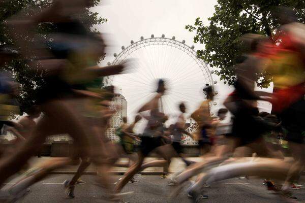 Schon ein "normaler" Marathon kann unendlich lang erscheinen. Für Aufsehen sorgte daher 1981 ein Artikel der englischen "Daily Mail" über den langen Lauf des Kimo Nakajimi. Der Japaner hätte bei seiner Teilnahme am London Marathon die Anweisungen missverstanden und würde 26 Tage statt 26 Meilen laufen. Sein eisener Wille gewinnen zu wollen, hätte ihn bereits auf Landstraßen weit außerhalb der Stadt gebracht.