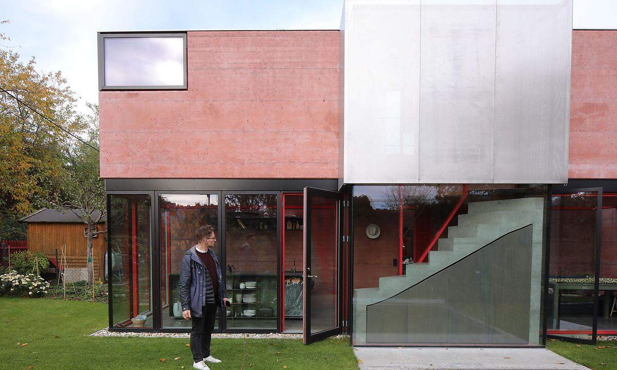 Architekt Markus Taxer vor dem Haus. Gut zu sehen: die Treppe als Skulptur.