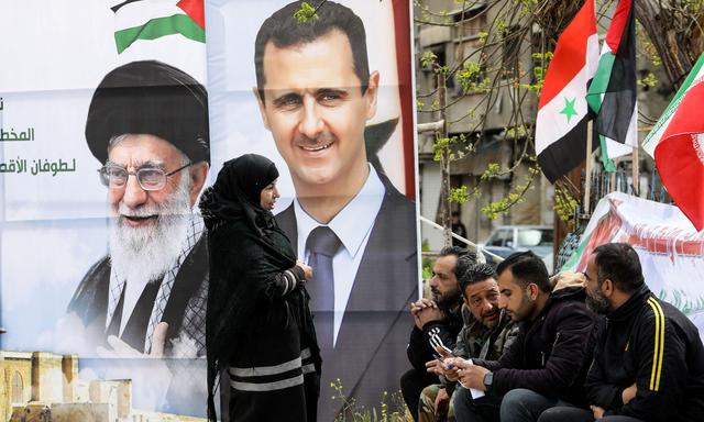 Bilder von Syriens Machthaber Bashar al-Assad und seinem Verbündeten, dem iranischen Revolutionsführer Khamenei, im palästinensischen Flüchtlingslager Yarmouk in Damaskus. 