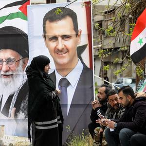 Bilder von Syriens Machthaber Bashar al-Assad und seinem Verbündeten, dem iranischen Revolutionsführer Khamenei, im palästinensischen Flüchtlingslager Yarmouk in Damaskus. 