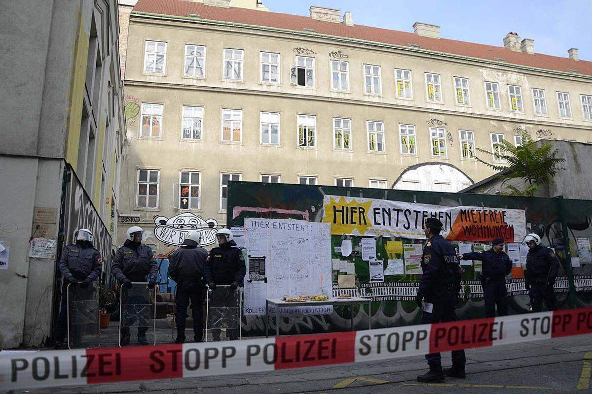 Mit einem Großeinsatz der Polizei ging am Dienstag die Besetzung eines Hauses in der Lindengasse 60-62 in Wien-Neubau zu Ende. Mehr als 100 Polizisten, darunter Wega-Beamte, gingen gegen die 26 verbliebenen Besetzer vor. Von Bernhard Lichtenberger