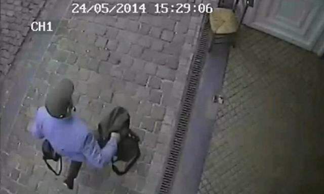 Standbild eines Überwachungsvideos aus dem Jüdischen Museum in Brüssel. Dieser Mann wird verdächtigt, vier Menschen erschossen zu haben.