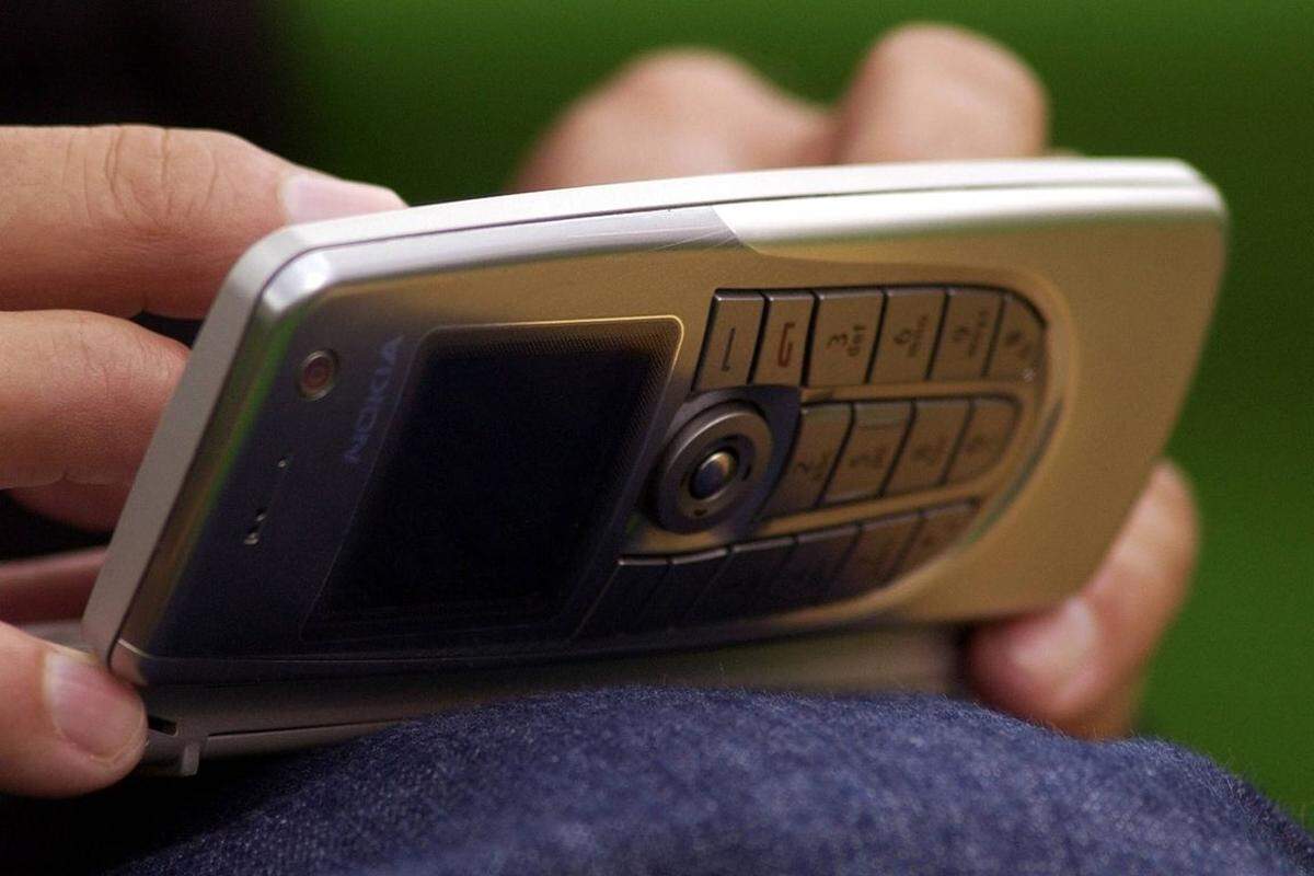 1996 präsentierte Nokia den Communicator. Das Mini-Notebook im Taschenformat war das erste Smartphone für die breite Masse. Mit dem Communicator konnte man nicht nur telefonieren, sondern auch faxen, Textnachrichten versenden und Mails schreiben.
