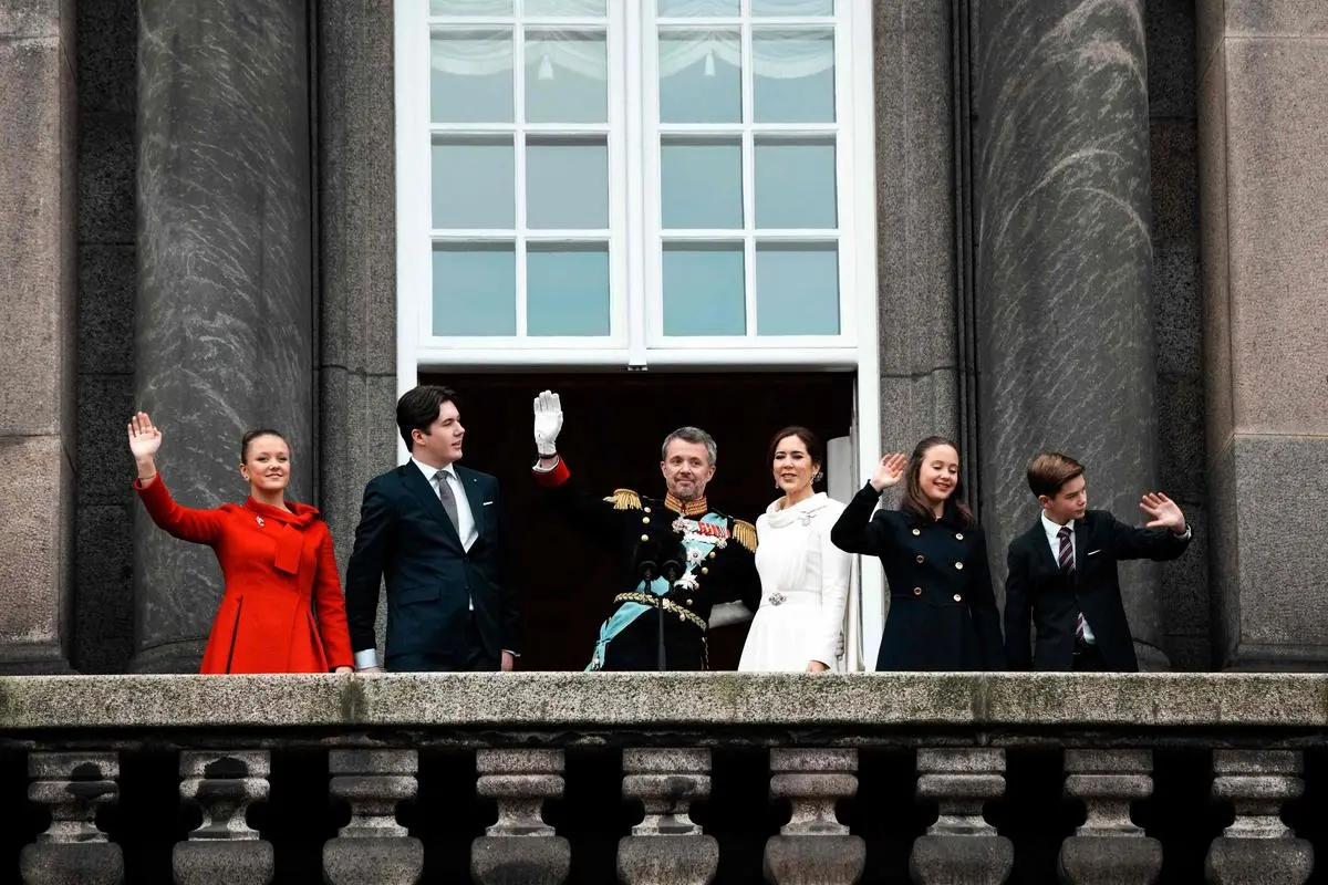 Die Königsfamilie winkt der Menge zu. Von links nach rechts: Prinzessin Isabella von Dänemark, Prinz Christian von Dänemark, König Frederik X. von Dänemark, Königin Mary von Dänemark, Prinzessin Josephine von Dänemark und Prinz Vincent von Dänemark.
