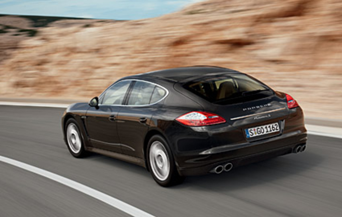 Der Turbo (ab 163.440 Euro, an Allradantrieb gekoppelt) zündet mit 500 PS und bis zu 770 Newtonmetern erwartungsgemäß in allen Lebenslagen und sichert die „Fahrleistungsführerschaft“ auf deutschen Autobahnen. Klangmächtig geben sich beide V8 erst, wenn man den Sportmodus anwählt.