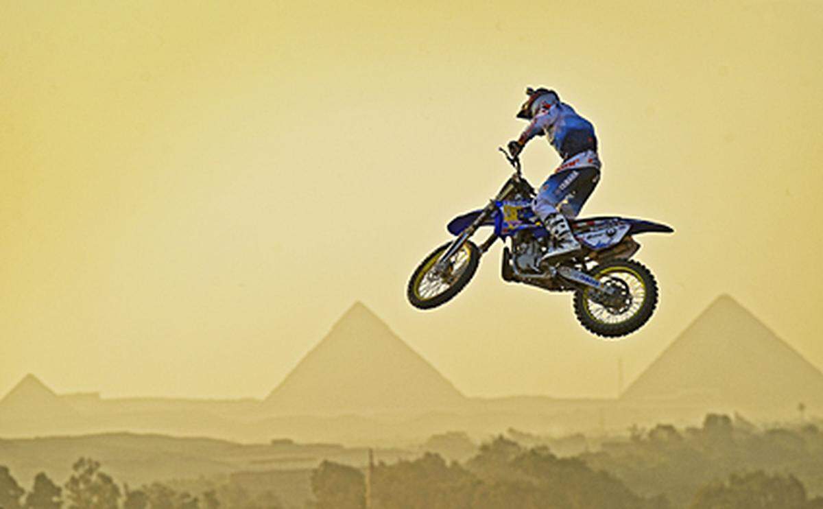 Vor der Kulisse der Pyramiden von Gizeh haben die Freestyle-Motocrosser mit der Red Bull X-Fighters World Tour Halt gemacht. Hier steigt der Australier Robbie Maddison beim Training auf.