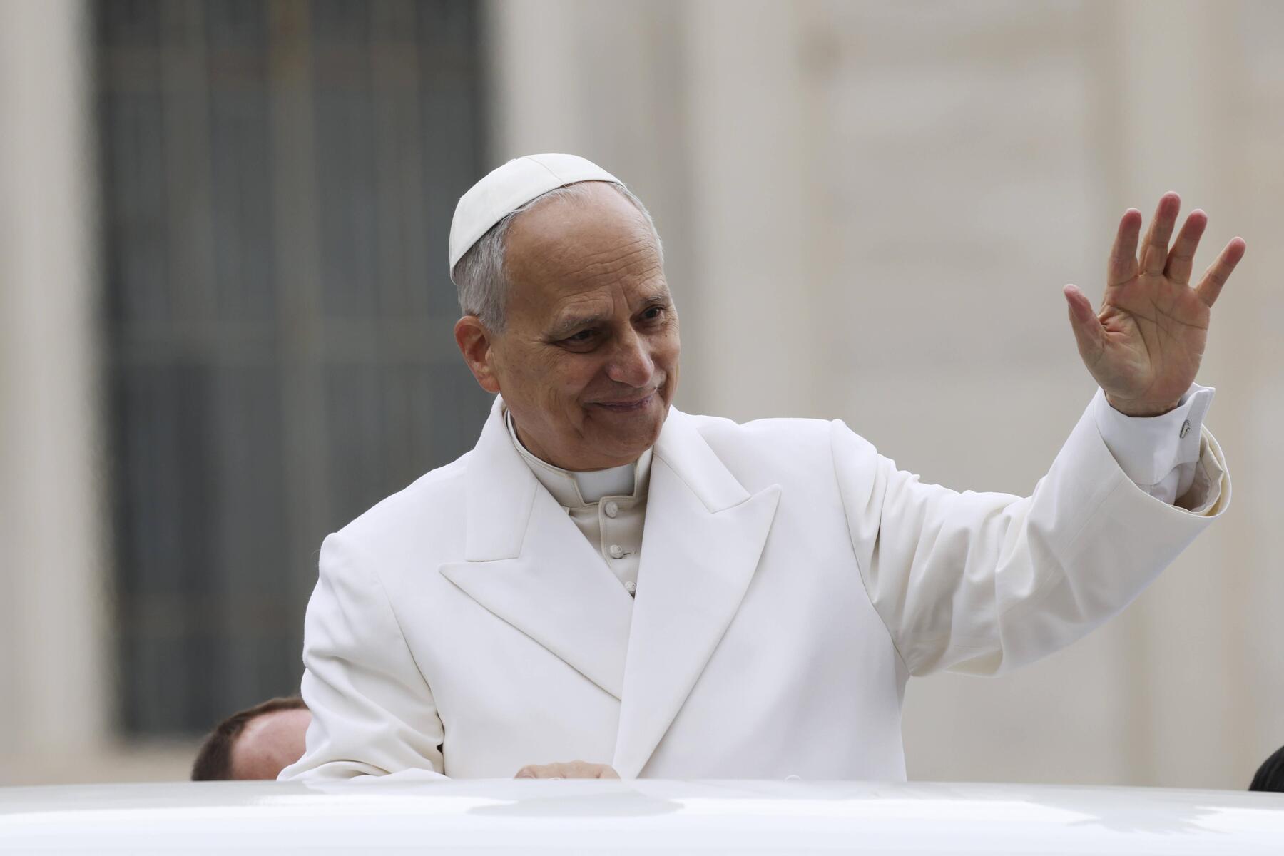 Papst Leo XIV. wäscht Priestern die Füße und will ein Kreuz tragen