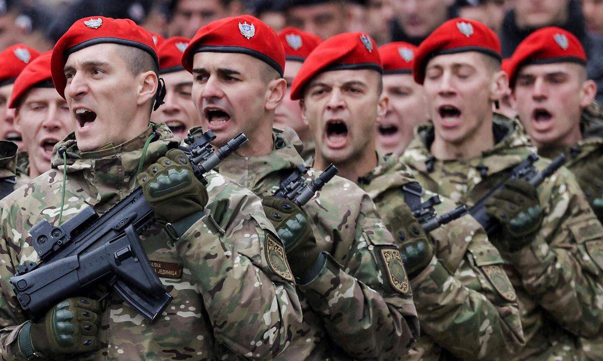 Bosnische Serben Provozieren Mit Parade Am Rande Von Sarajevo ...