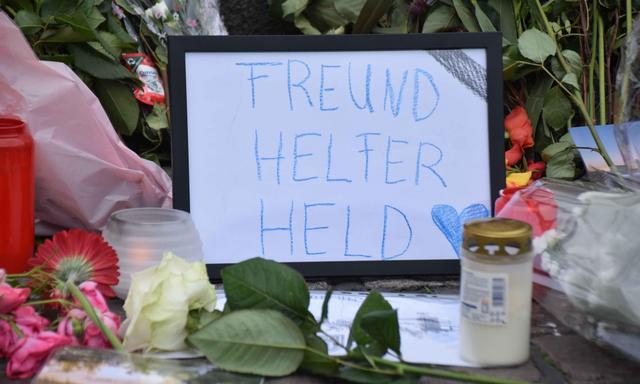 Am Tatort in Mannheim legten Trauernde Blumen nieder und zündeten Kerzen an.