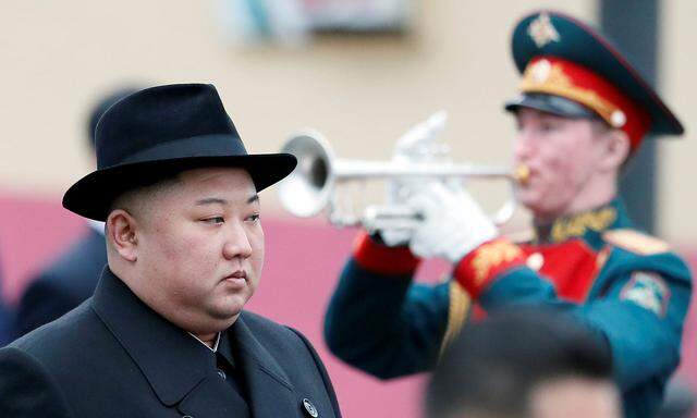 Musikalischer Empfang: Ganz in Schwarz erschien der nordkoreanische Anführer, Kim Jong-un, gestern in Wladiwostok. 