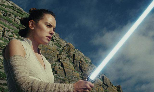 Die Rebellin Rey (Daisy Ridley) hat den verschollenen Luke Skywalker ausfindig gemacht, von dem sie sich ausbilden lassen will. Aber auch die dunkle Seite der Macht hat bereits Kontakt zu ihr aufgenommen.