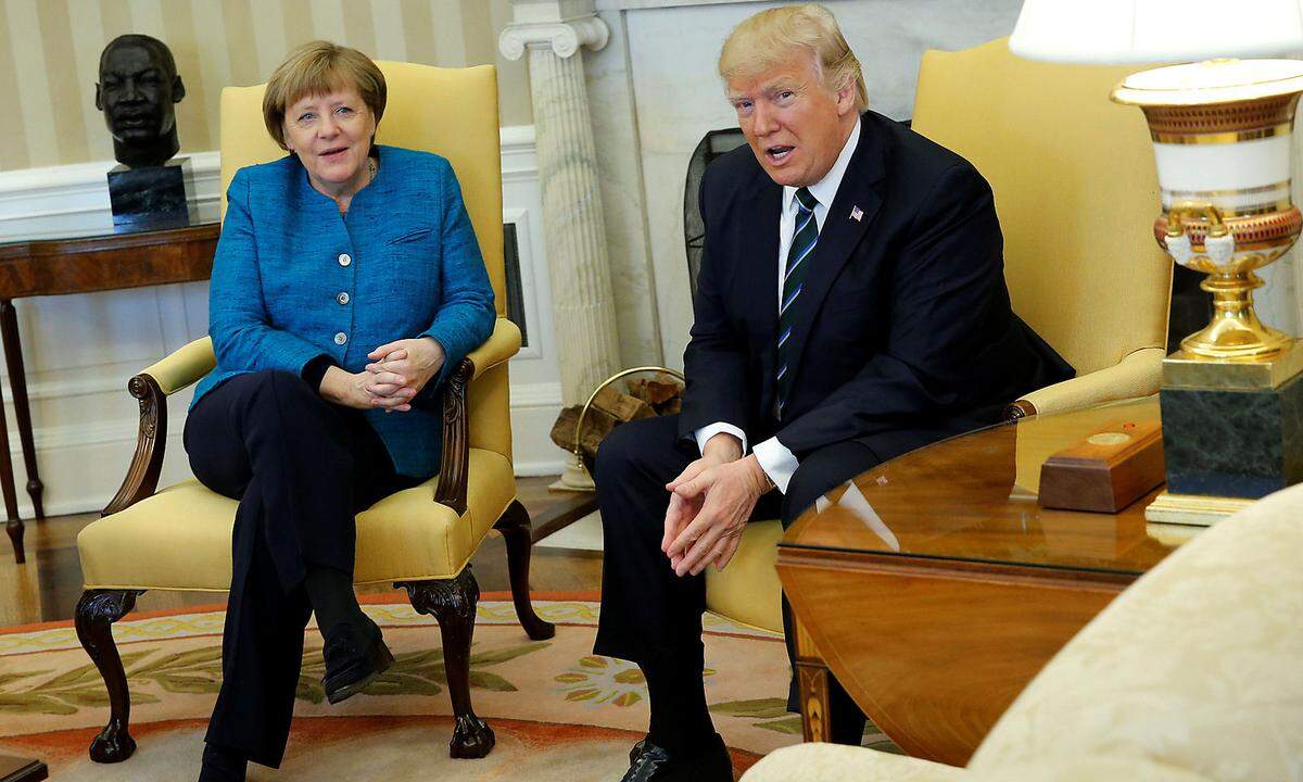 17. März 2017: Bei Merkels erstem Besuch bei US-Präsident Donald Trump gibt es im Oval Office kein Händeschütteln für die Kameras - obwohl Fotografen darum bitten und die Kanzlerin den Präsidenten danach fragt. Das deutsch-amerikanische Verhältnis erreicht unter Trump auch wegen seiner persönlichen Attacken gegen Merkel einen Tiefpunkt. Er behandelt Deutschland vor allem als Konkurrenten und nicht als Verbündeten.