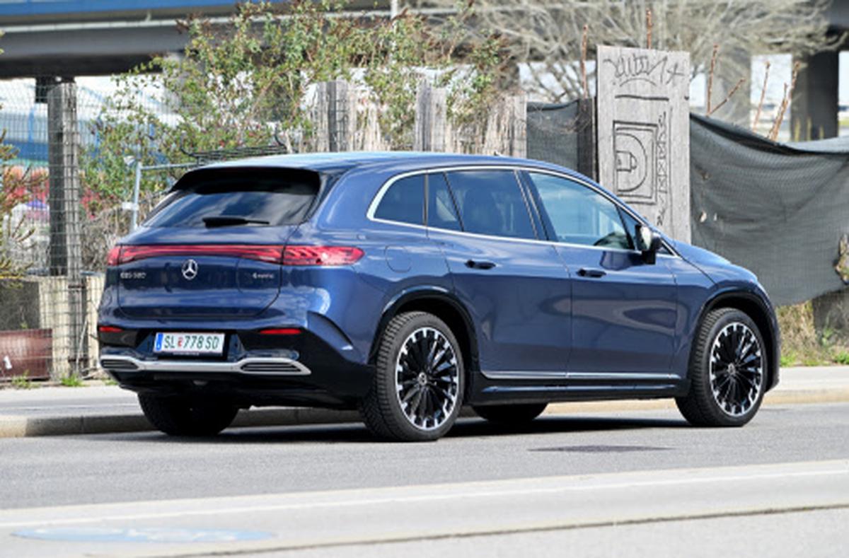 Fürstliche 3,2 Meter Radstand, doch optisch macht sich das SUV schlank.