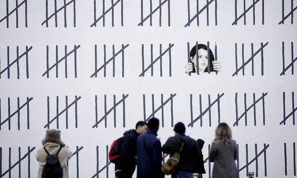 Banksys Arbeit zeigt stellvertretend für die Tage ihrer Haftstrafe eine Strichliste. "Zu fast drei Jahren verurteilt, weil sie ein einziges Bild gemalt hat", schrieb Banksy dazu auf Instagram. "Ich fühle wirklich mit ihr. Ich habe Dinge gemalt, die eine Haftstrafe viel mehr verdient haben".