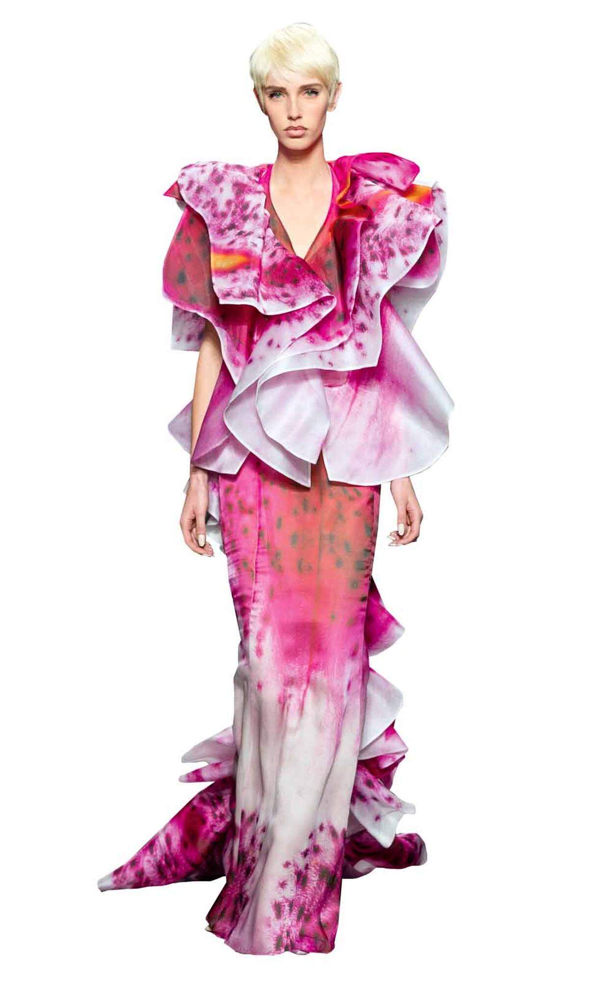 Einmal als Blüte durchs Leben schreiten? Mit dem Kleid von Moschino gelingt es, www.moschino.com.