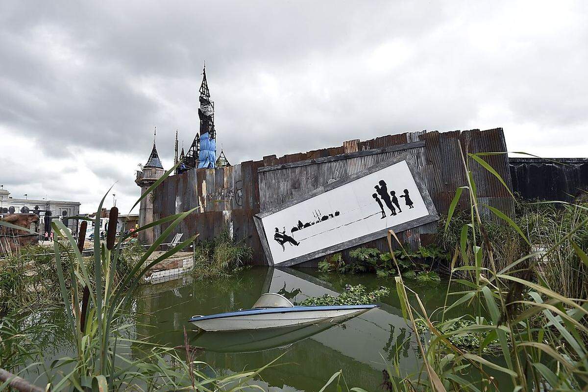 "Ich habe das Tropicana als Kind geliebt, deswegen ist es eine echte Ehre, die Türen wieder öffnen zu können", so Banksy. Die Idee zur Austellung sei ihm gekommen, als er Anfang des Jahres durch den Zaun in das verlassene Gelände lugte. In Großbritannien ist es seine erste autorisierte Ausstellung seit 2009.