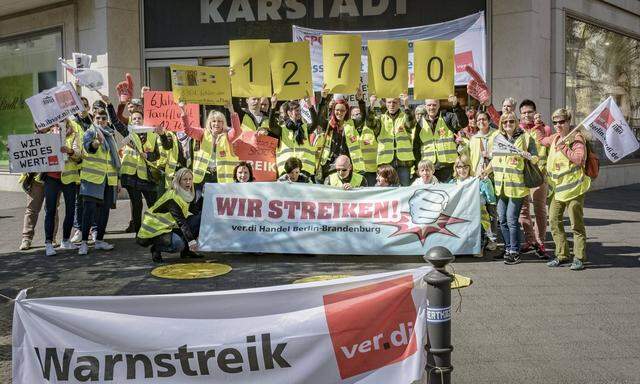 Mitarbeiter von Karstadt Sport in Berlin Steglitz beim Warnstreik.