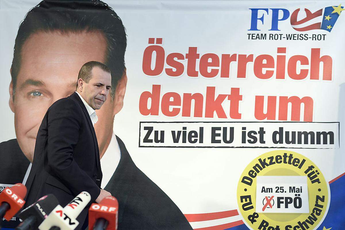 In blauer Tradition sind die EU-Wahlplakate der FPÖ wieder gereimt und betont europakritisch. Zwar sei das Friedensprojekt EU unbestritten, die Union raube den Mitgliedstaaten aber Stück für Stück die Selbstbestimmung, erklärte Generalsekretär Herbert Kickl Botschaften wie „Österreich denkt um - zu viel EU ist dumm“ zeichnet oder „Wir verstehen Eure Wut - zuviel EU tut niemand gut."