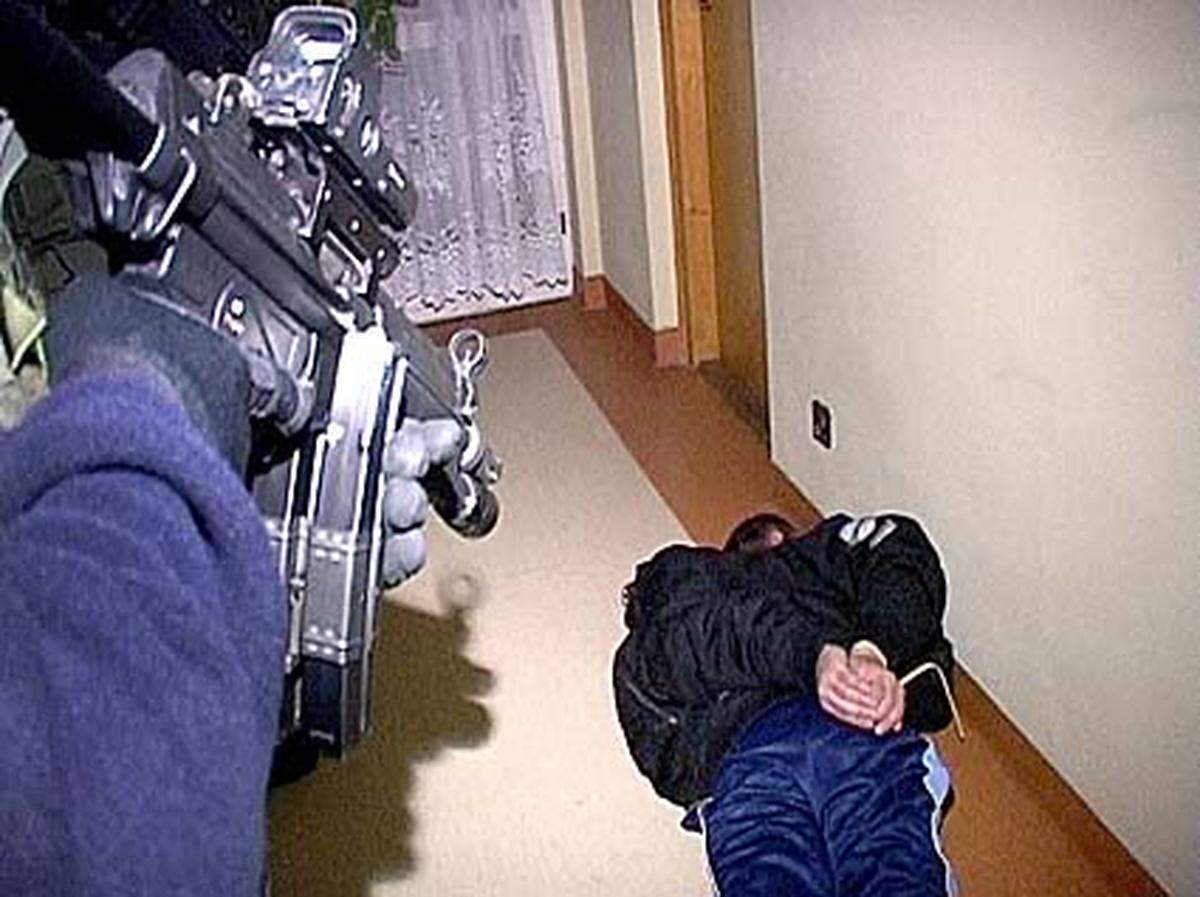 Eine Sondereinheit der polnischen Polizei nimmt in einem Hotel einen der zwei Hauptverdächtigen fest. Es soll sich aber nicht um den Todesschützen, sondern um seinen Begleiter handeln.