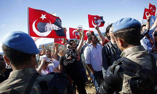 Protesters are blocked by Turkish soldiers as they try to march to a courthouse in Silivri