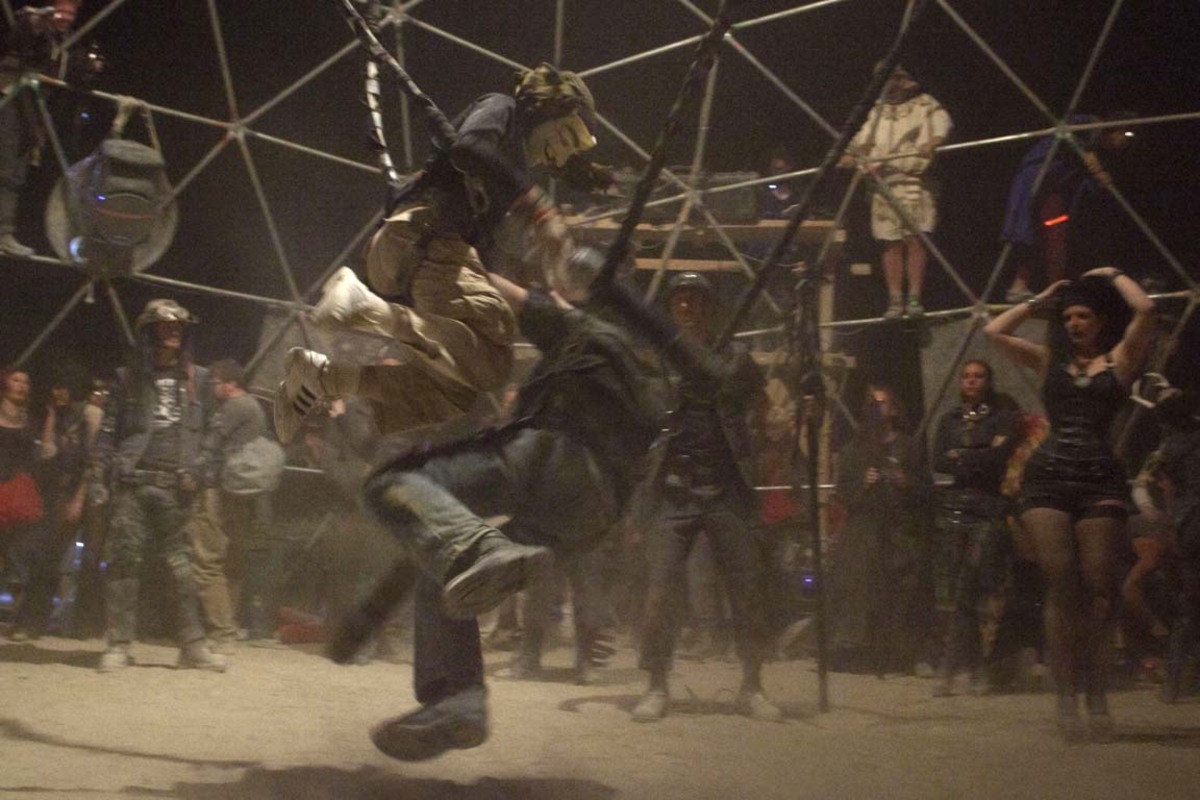 ... wo sie sich in einer Mischung aus "Fight Club" und "Mad Max" kräftig verprügelt haben.