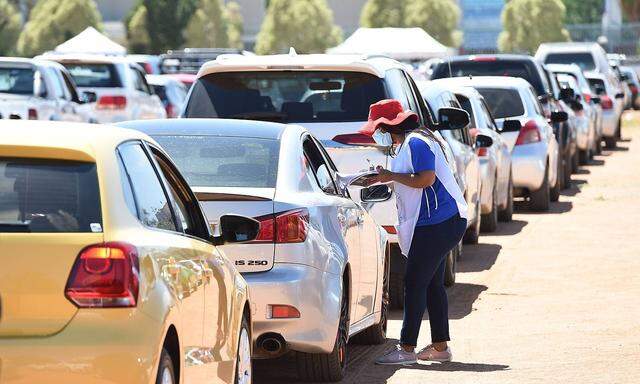 Archivbild vom 12. Oktober aus der botsuanischen Hauptstadt Gaborone, wo sich Menschen per Auto in eine Impfstraße begeben.