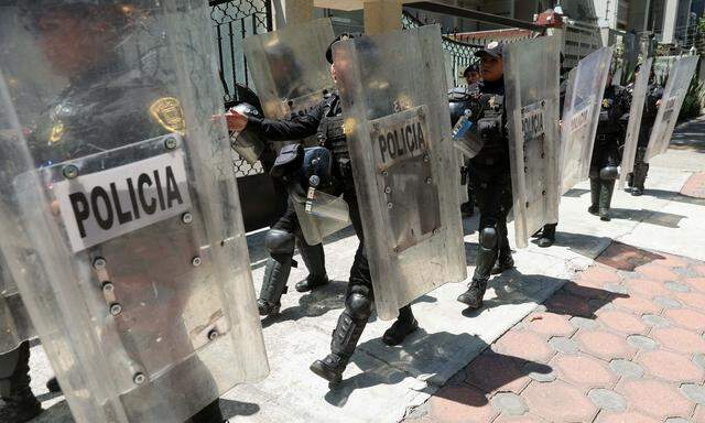 Polizeibeamte patrouillieren vor der ecuadorianischen Botschaft in Mexiko-Stadt. 