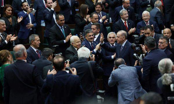 Archivbild. Der türkische Präsident Erdoğan begrüßt die Abgeordneten seiner AK-Partei im türkischen Parlament in Ankara, Türkei, am 25. Oktober 2023. Ob er zuvor einen Nescafé oder ein Cola getrunken hat, ist nicht bekannt.