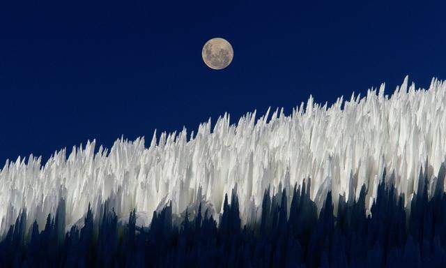 Eisstrukturen wie diese „Penitentes“ in den Anden gibt es auch auf dem Pluto, dort ragen sie Hunderte Meter hoch.