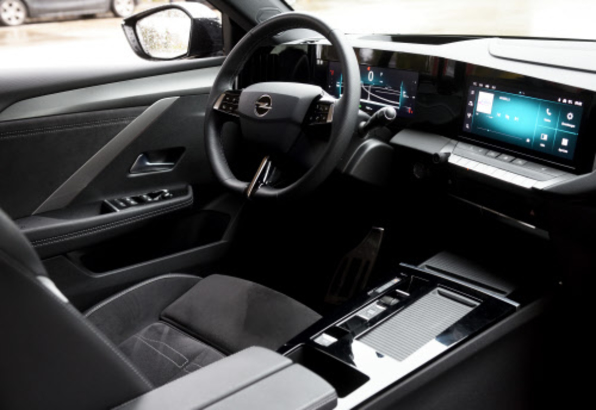 Kommt einem bekannt vor aus der Stellantis-Familie, hier aber betont nüchtern akzentuiert. Die AGR-Sitze sind 1a.