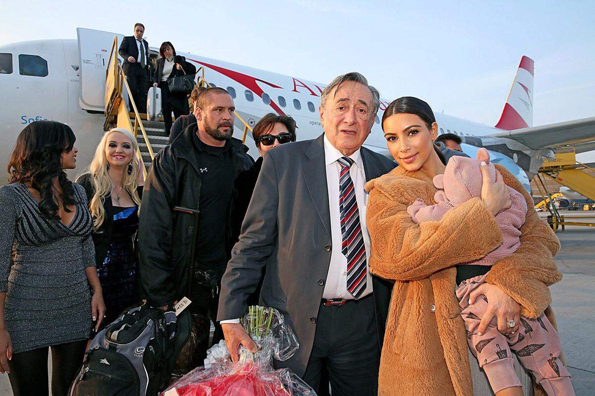 Mit Baby North und einer ganzen Entourage (der Wien-Besuch wird auch für ihre Serie "Keeping up with the Kardashians" gefilmt) landete Realtiy-TV-Star Kim Kardashian am Mittwoch um 16:30 Uhr in Wien. Dort wurde sie noch auf dem Rollfeld von Richard Lugner in Empfang genommen.