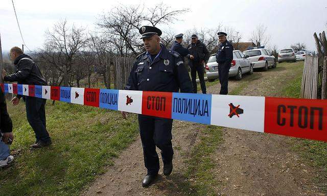 Die Polizei am Tatort im Dorf Velika Ivanca, wo ein Mann 13 Menschen erschoss.