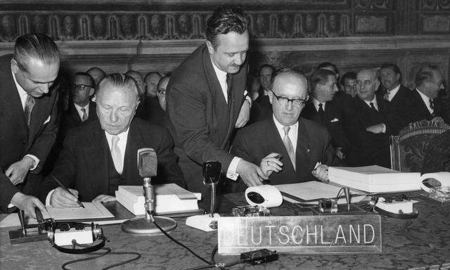 März 1957: Von deutscher Seite unterzeichneten die Gründungsverträge Bundeskanzler Konrad Adenauer (l.) und Staatssekretär Walter Hallstein. 