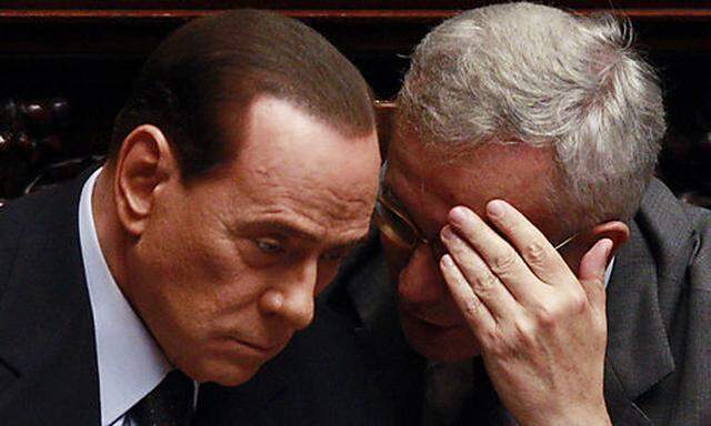 Berlusconi im Gespräch mit Finanzminister Tremonti.