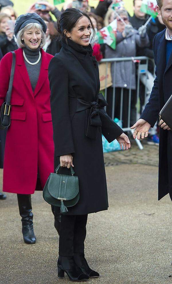 Dazu baut sie offenbar weiterhin ihr Museum cooler Handtaschen aus - sie trug ein grünes Henkeltäschchen mit Quaste von Demellier London. Genauso erfrischend: die samtigen Tabitha-Simmons-Stiefeletten.