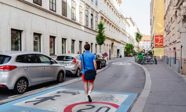 Begegnungszone Wehrgasse: Seit fünf Jahren sind hier Fußgänger, Radfahrer und Autos gleichberechtigt. 