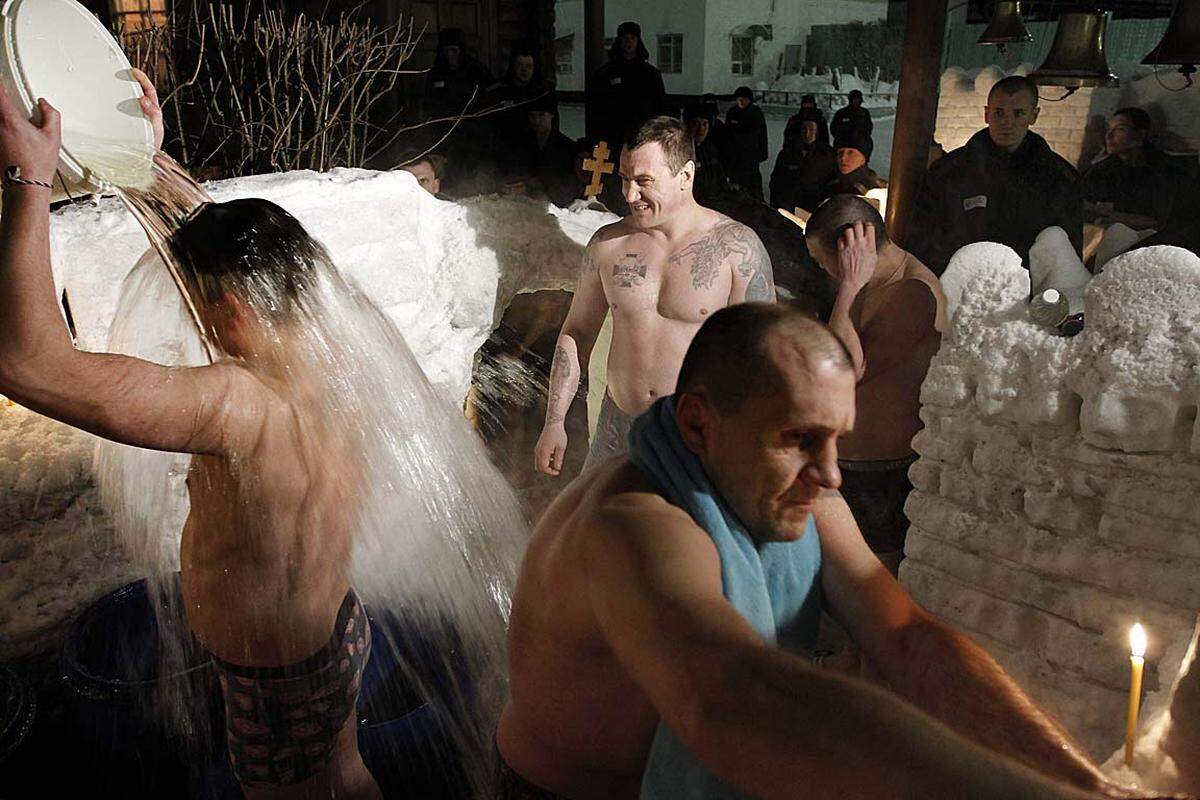Mit dem Wasser wollen die Orthodoxen ihre Sünden abwaschen. Nach dem Eisbad dürfen sich die Gläubigen "Morschi" (Walrosse) nennen.