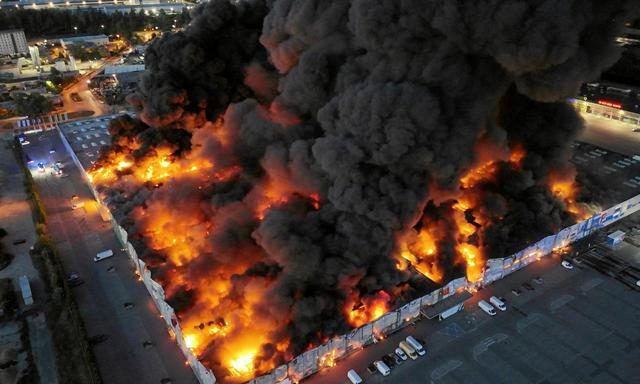 Das Einkaufszentrum „Marywilska 44“ in Warschau wurde im Frühjahr ein Raub der Flammen. Laut dem polnischen Premier führt eine Spur nach Russland.