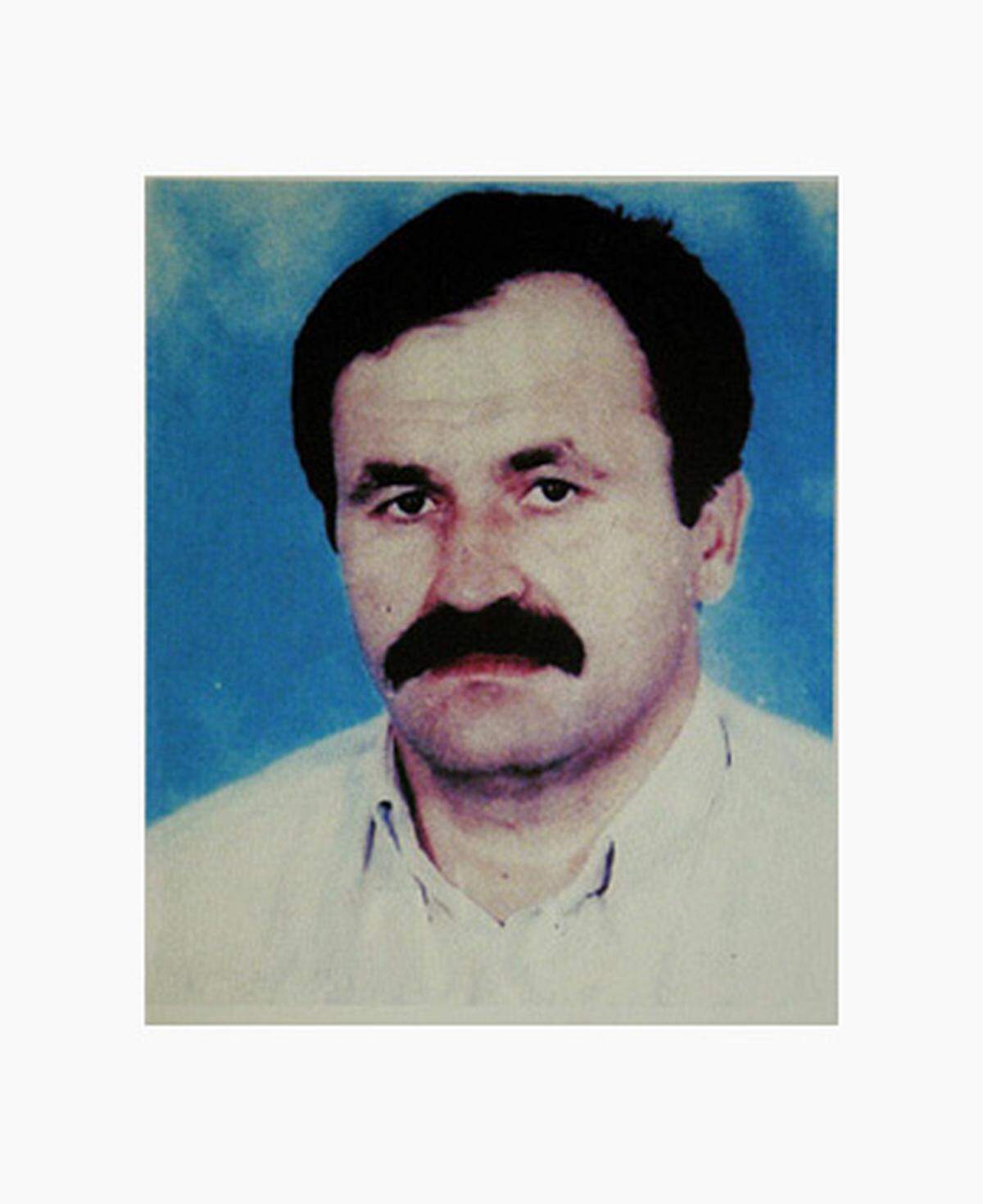 Enver Simsek: Auf den 38 Jahre alte Blumenhändler wird am 9. September 2000 in Nürnberg (Bayern) geschossen. Er stirbt später im Krankenhaus.