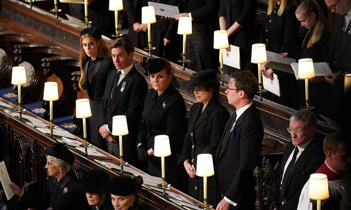 An dem Gottesdienst mit rund 800 Gästen nahmen neben den Royals (im Bild) vor allem Vertreter der Länder teil, deren Staatsoberhaupt die Queen war. Auch die Träger des Hosenbandordens waren anwesend.