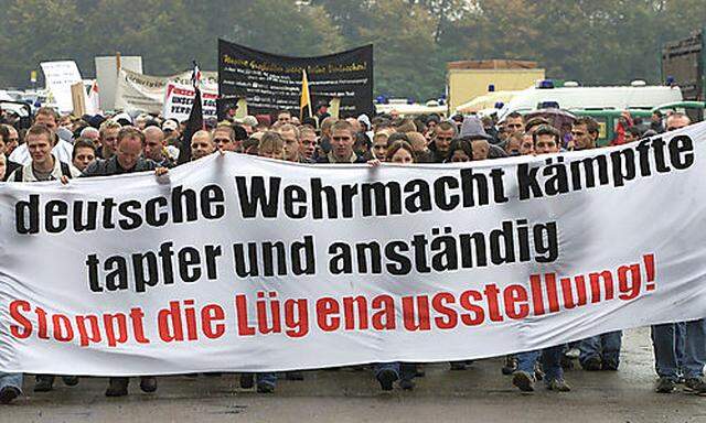 Protest gegen die Ausstellung ''Verbrechen der Wehrmacht''