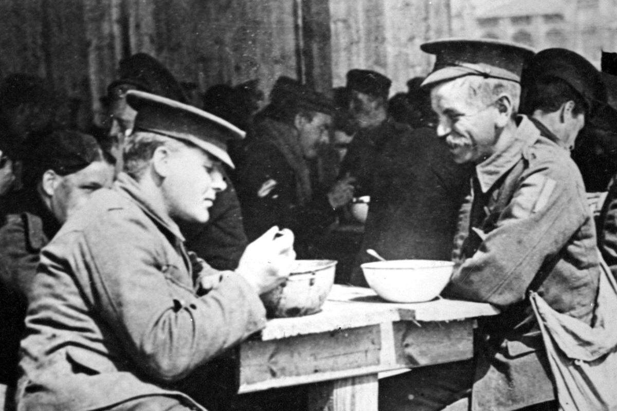 Der amerikanische Händler Thomas Sullivan suchte um 1914 nach einer Möglichkeit, seinen Tee in leichten Verpackungen zu verschicken. Bisher hatte er schwere Blechdosen bemüht. Dabei kam ihm die Idee, die Teeblätter in Seidenbeutel zu füllen. Das Unternehmen „Teekanne" erkannte das Potenzial der Erfindung und versorgte die Soldaten an der Front alsbald mit den neuartigen „Teebomben“.