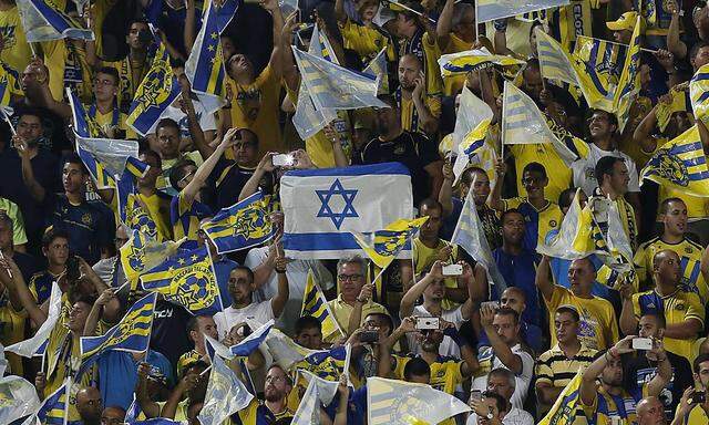 Fans von Maccabi Tel Aviv mit israelischer Fahne